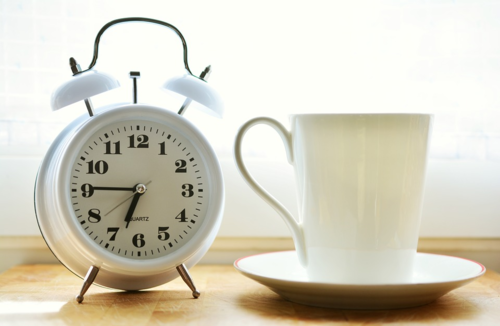 Chỉ nên đặt báo thức một lần và dậy đúng giờ. Ảnh: Pixabay
