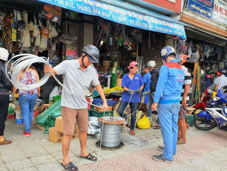 Dân Đà Nẵng cuống cuồng mua vật dụng trong đêm đón siêu bão