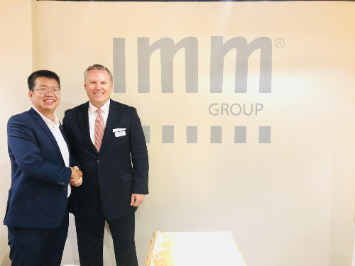 Ông Nguyễn Xuân Sinh - Giám đốc phát triển kinh doanh và quan hệ công chúng tập đoàn IMM và ông Adam Wilczewski - Giám đốc phát triển kinh doanh Lennar International thống nhất các kế hoạch hợp tác giữa hai bên để mang lại nhiều lợi ích cho nhà đầu tư Việt Nam.
