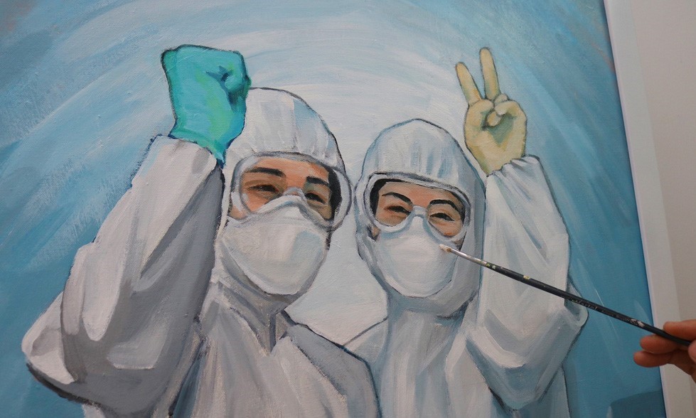 Vẽ tranh cổ động tiếp thêm tinh thần cho y bác sĩ chống dịch COVID-19